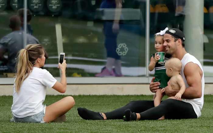2016-0728-New-York-Jets-training-camp-Eric-Decker-wife-Jessie-James-son-daughter.jpg